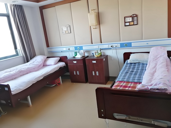 入深户的条件_变态男躲女神床下，尺度生猛的日本电影！ 但我工资给老婆了上交全部