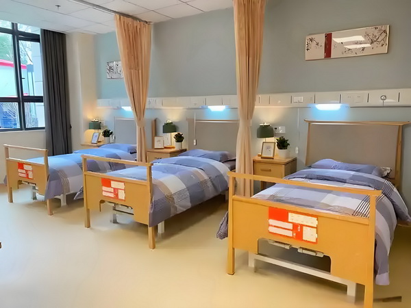 深圳本科新生入户手续_专访导演饶晓志：对《万里归途》满意和骄傲 专访导演饶国内有对手还没